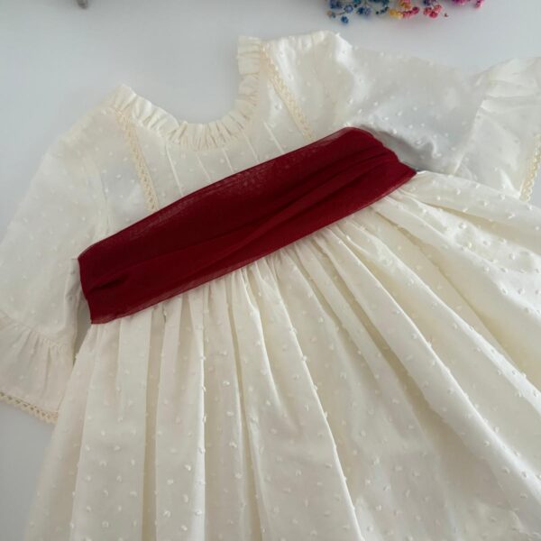 Alternative view of Vestido de ceremonia y arras modelo Jolie beige con lazada tul burdeos de EVA MARTÍNEZ
