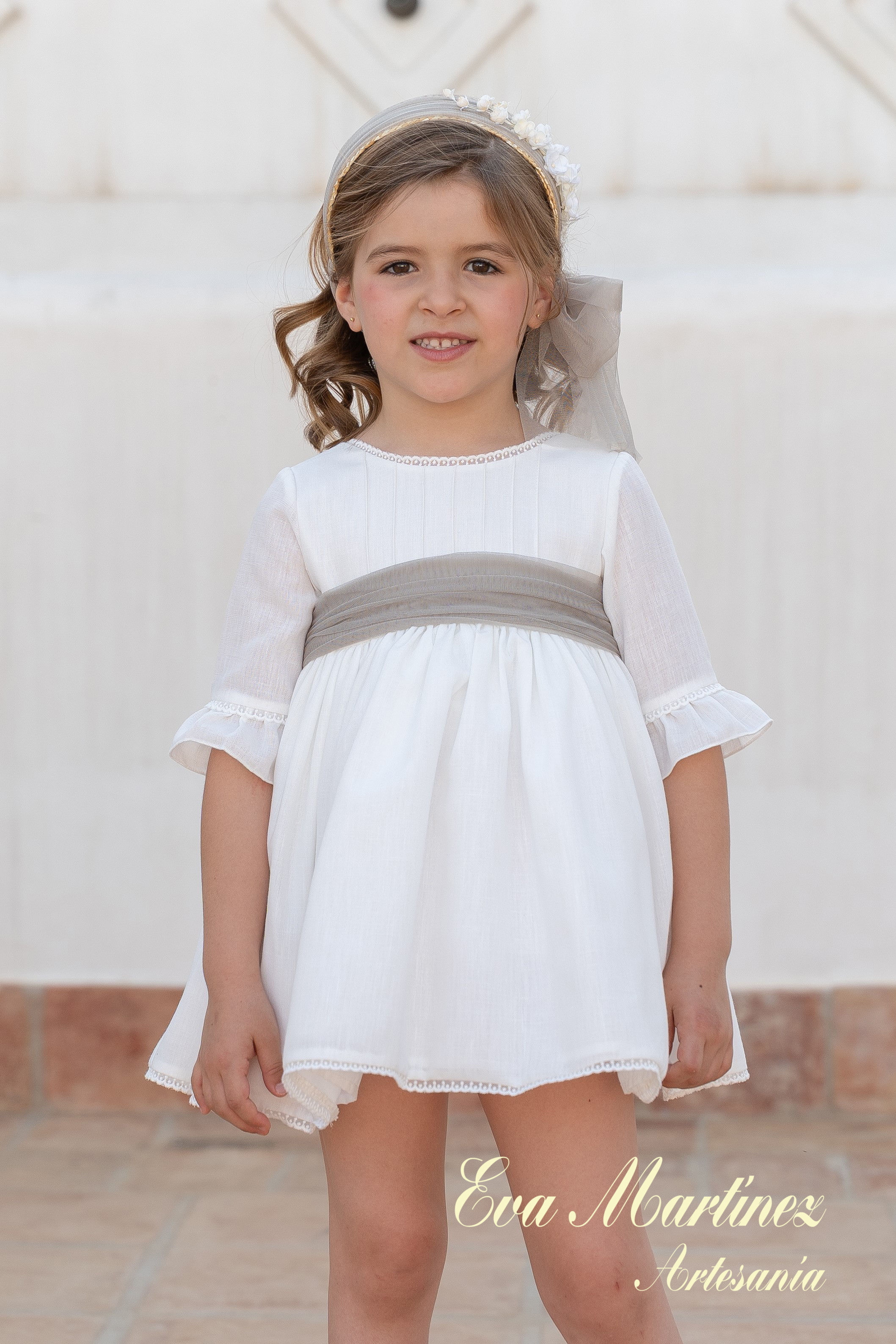 Alternative view of Vestido de ceremonia y arras modelo Martina con mangas de EVA MARTÍNEZ